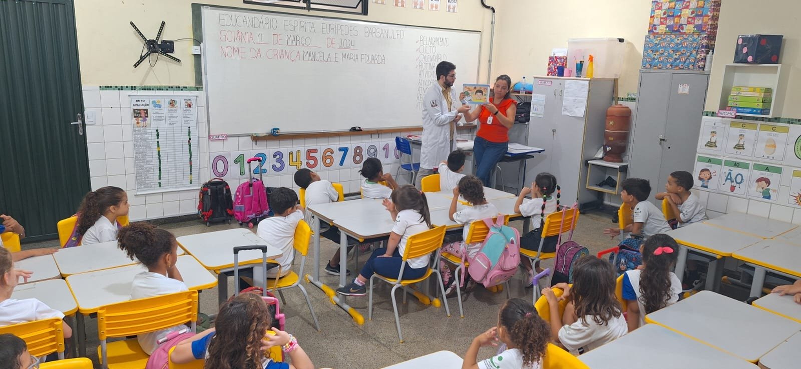 As crianças da Pré-escola III do Educandário Espírita Eurípedes Barsanulfo receberam a visita especial do odontólogo, Dr. Pedro